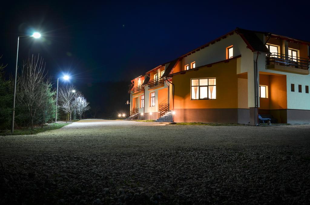Отель Rasarit De Soare Rotbav Экстерьер фото